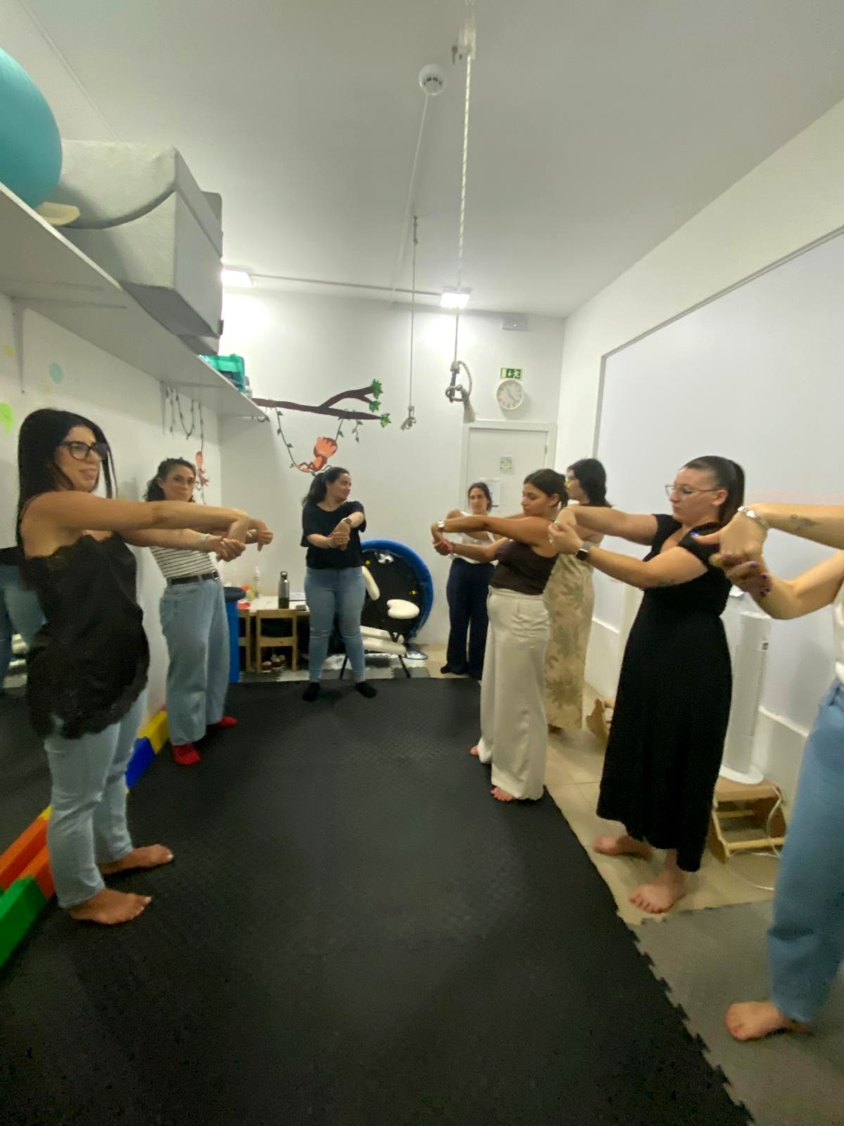Sessão de ginástica laboral em grupo