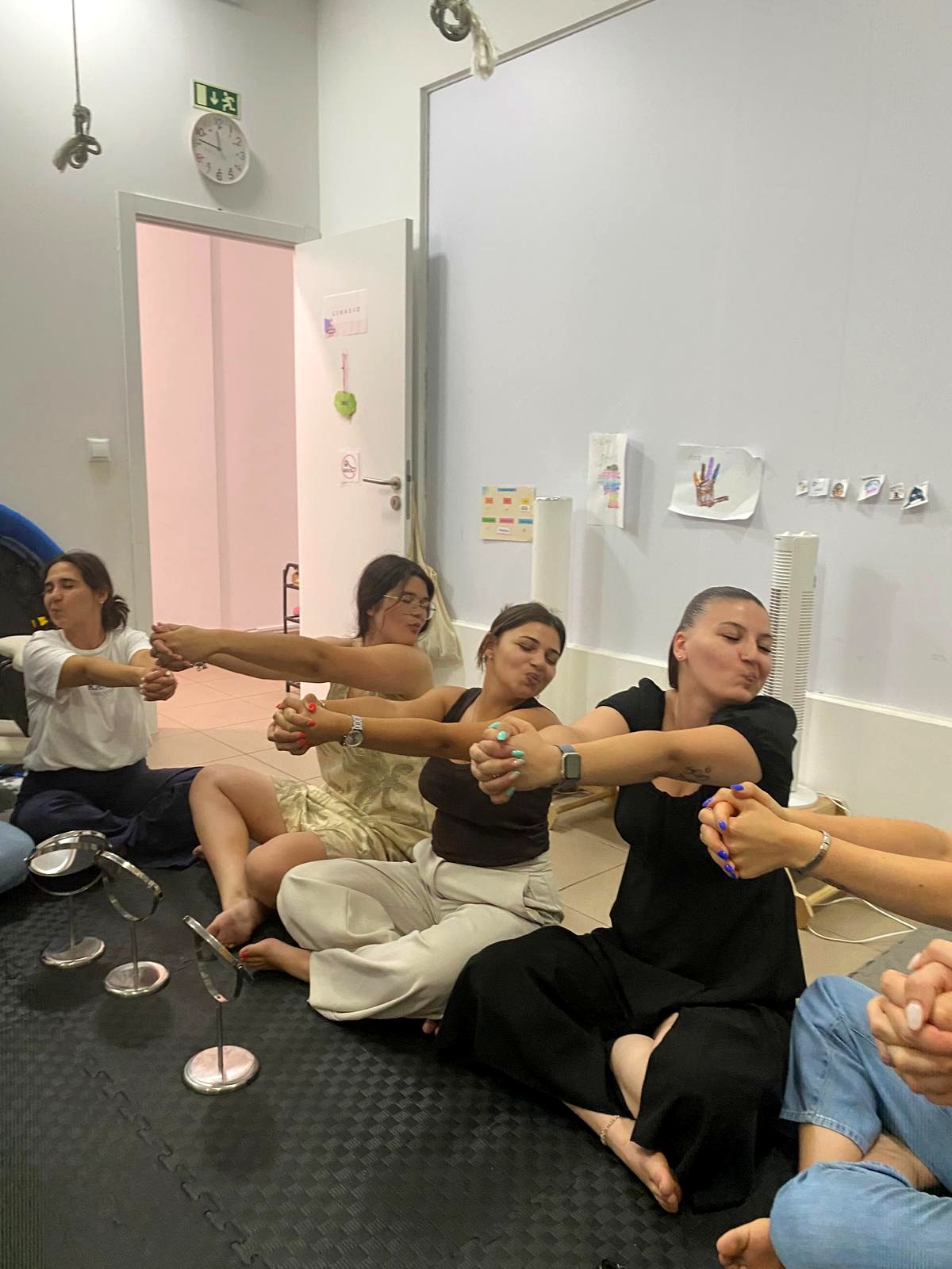 Exercícios de facial yoga em equipa